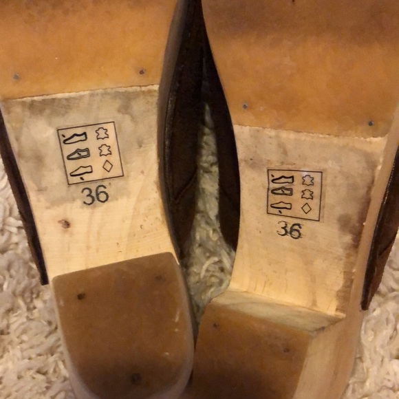 Suede clogs with wood heel. - Picture 4 of 4